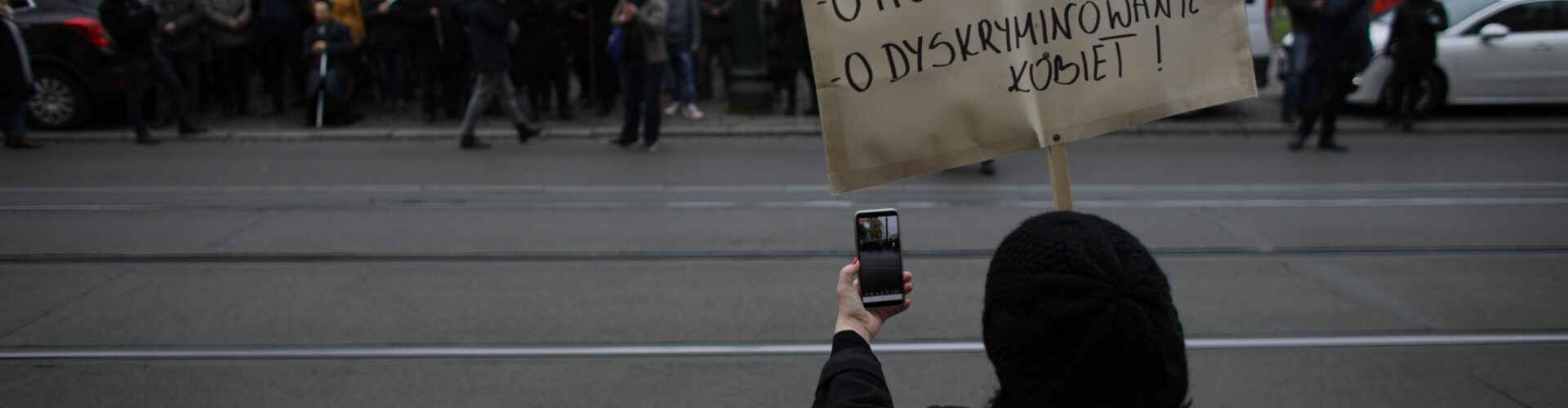 Protesty pod krakowską kurią przeciwko wypowiedziom abp. Marka Jędraszewskiego, 24 listopada 2019 r. / fot. Jakub Włodek / Agencja Gazeta