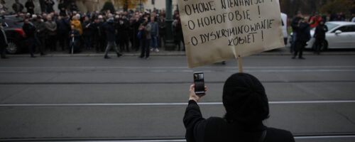 Protesty pod krakowską kurią przeciwko wypowiedziom abp. Marka Jędraszewskiego, 24 listopada 2019 r. / fot. Jakub Włodek / Agencja Gazeta
