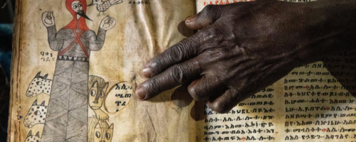 00-letnia ilustrowana Biblia przechowywana w kościele Arbatu Ensessa niedaleko Lalibeli w Etiopii fot. Neil McAllister/Alamy/BE&W