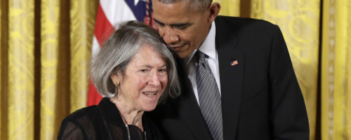 Louise Glück odznaczana przez prezydenta USA Baracka Obamę Narodowym Medalem Humanistycznym, Biały Dom, Waszyngton, 22 września 2016 r. fot. Carolyn Kaster / AP / East News