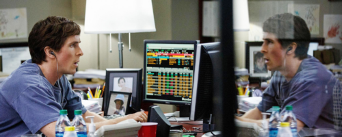 Christian Bale w filmie Big Short opowiadającym o mechanizmach, jakie wywołały kryzys finansowy z lat 2007–2010: udzielaniu obłożonych ryzykiem kredytów hipotecznych i uczynienia z nich obiektu spekulacji finansowych fot. LMK / BE&W