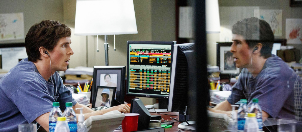 Christian Bale w filmie Big Short opowiadającym o mechanizmach, jakie wywołały kryzys finansowy z lat 2007–2010: udzielaniu obłożonych ryzykiem kredytów hipotecznych i uczynienia z nich obiektu spekulacji finansowych fot. LMK / BE&W