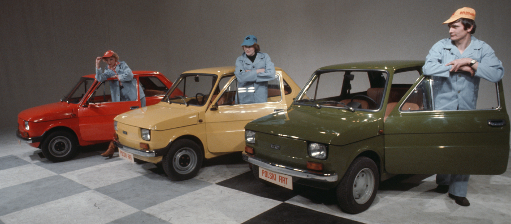 Zdjęcie reklamowe fiata 126p z 1979 r. „Maluch” zmotoryzował polskie społeczeństwo. W sumie wyprodukowano w Polsce 3,3 mln egzemplarzy, a ostatni zjechał z taśmy produkcyjnej we wrześniu 2000 r. fot. Zbyszko Siemaszko / RSW / Forum