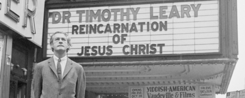 Timothy Leary, słynny badacz prowadzący eksperymenty z psychodelikami, który po zwolnieniu z uczelni stał się guru kontrkultury i rzecznikiem pokojowej rewolucji opartej na zażywaniu LSD, 1966 r. fot. Bettmann / Getty