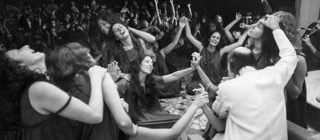 Indyjski „guru seksu” Bhagwan Shree Rajneesh znany też jako Osho (tyłem) wśród swoich wyznawców, Paryż, październik 1979 r. fot. Bernard Charlon / Gamma-Rapho / Getty