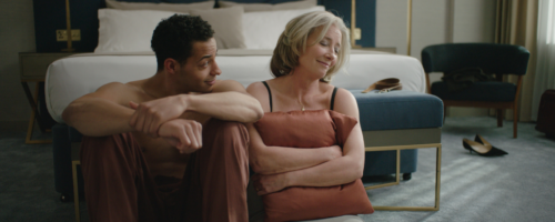 Daryl McCormack i Emma Thompson w filmie Sophie Hyde "Powodzenia, Leo Grande". Film gra ze społecznymi stereotypami dotyczącymi ról płciowych – opowiada o emerytowanej nauczycielce, która chcąc wreszcie doświadczyć satysfakcji w seksie, korzysta z usług młodego pracownika seksualnego fot. Forum Film