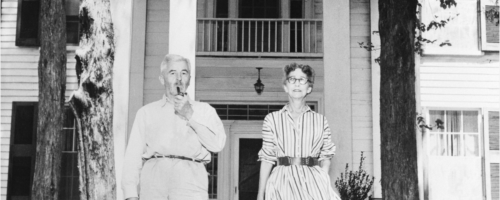 William Faulkner z żoną Estelle przed swoją rezydencją Rowak Oak niedaleko Oxford w stanie Missisipi, fot. Bettmann/Getty