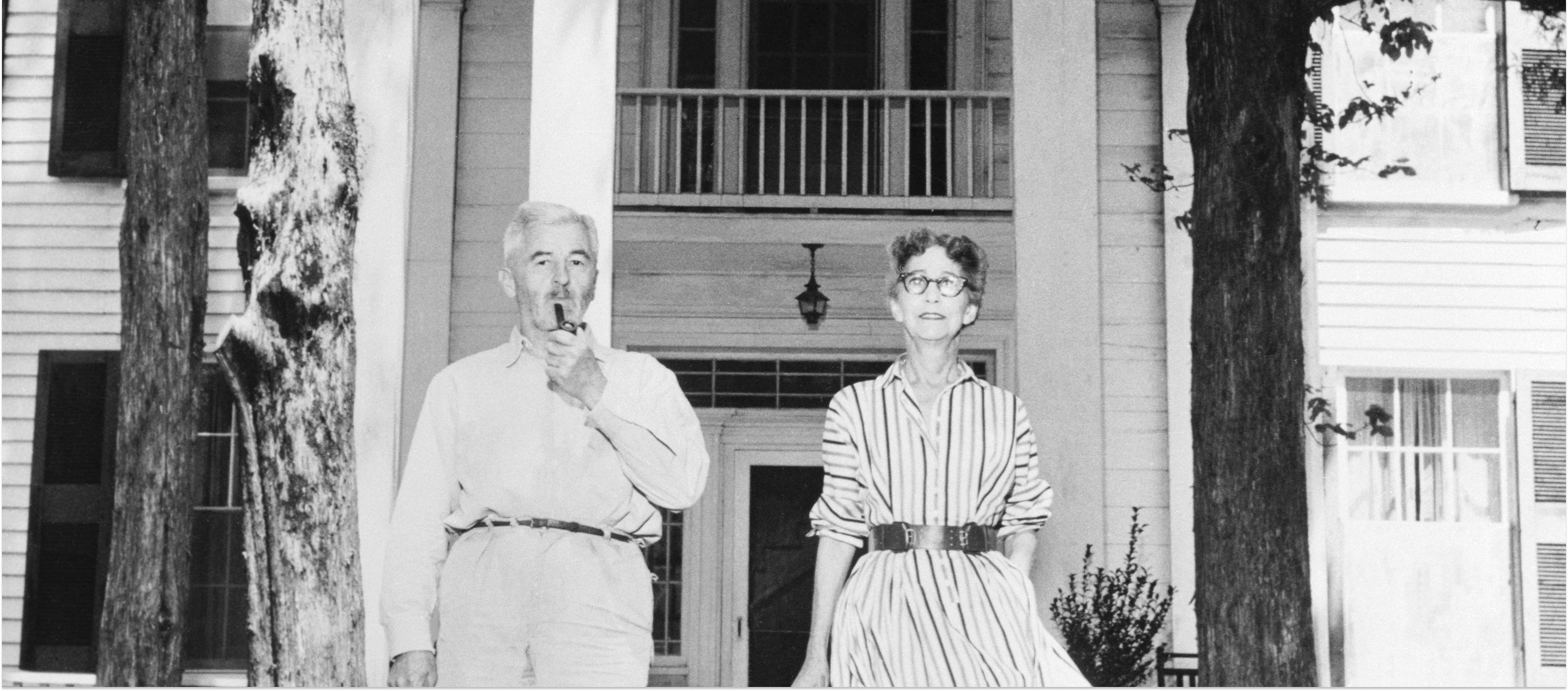 William Faulkner z żoną Estelle przed swoją rezydencją Rowak Oak niedaleko Oxford w stanie Missisipi, fot. Bettmann/Getty