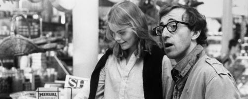 Woody Allen wzbudził kontrowersje, biorąc ślub z Soon-Yi Previn, adoptowaną córką swojej partnerki, Mii Farrow (aktorka oskarżyła go także o molestowanie drugiej córki – Dylan, ale zarzuty nie zostały potwierdzone w sądzie). Czy świadomość tych faktów wpływa na nasz odbiór filmu Manhattan opowiadającego o romansie mężczyzny w średnim wieku i nastolatki? Na zdjęciu Mariel Hemingway i Woody Allen w Manhattanie, 1979 r. fot. BE&W