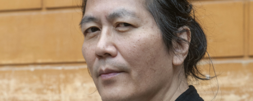 Według „El Pais” Byung-Chul Han pisze tylko trzy zdania dziennie. Dużo czasu poświęca na opiekę nad roślinami i grę na fortepianie – ceni zwłaszcza utwory Bacha i Schumanna. Finansowy sukces jego książek pozwolił mu na konsekwentny opór wobec imperatywu produktywności, który dominuje we współczesnym „społeczeństwie zmęczenia” fot. Alberto Cristofari / Contrasto / East News