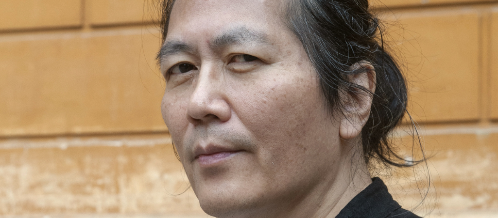 Według „El Pais” Byung-Chul Han pisze tylko trzy zdania dziennie. Dużo czasu poświęca na opiekę nad roślinami i grę na fortepianie – ceni zwłaszcza utwory Bacha i Schumanna. Finansowy sukces jego książek pozwolił mu na konsekwentny opór wobec imperatywu produktywności, który dominuje we współczesnym „społeczeństwie zmęczenia” fot. Alberto Cristofari / Contrasto / East News