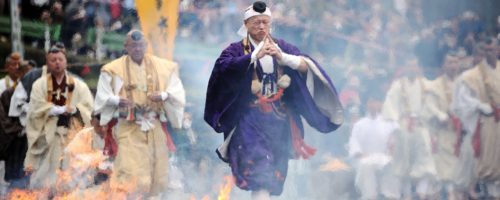 Chodzenie po rozżarzonych węglach to rytuał znany w wielu kulturach: od Bułgarii po Japonię. Na zdjęciu japońska ceremonia Saito Goma-ku fot. David Mareuil / Anadolu / Getty