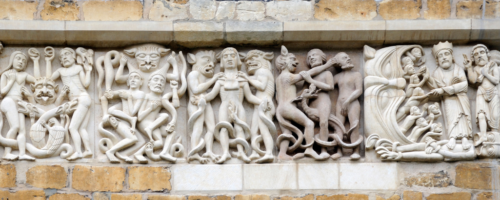 Seksualnie nacechowane płaskorzeźby na średniowiecznej katedrze w Lincoln w Anglii – ukazują one m.in. karę dla homoseksualnych mężczyzn fot. Michael Grant / Alamy