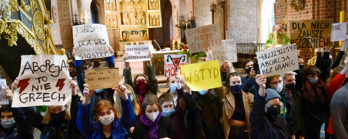 Protest przeciwko zaostrzeniu prawa antyaborcyjnego w poznańskiej katedrze, 25 października 2020 r. fot. Jakub Kaczmarczyk / PAP