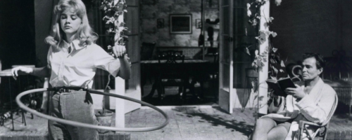 Opublikowana w 1955 r. Lolita Vladimira Nabokova opowiada o dorosłym mężczyźnie, który przeżywa erotyczną fascynację 12-letnią dziewczynką. Książka oskarżana o pornografię długo nie znajdowała wydawcy. Na zdjęciu kadr z ekranizacji powieści w reżyserii Stanleya Kubricka fot. Alamy / BE&W