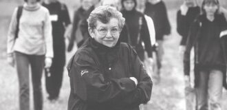 Halina Bortnowska w czasie warsztatów dziennikarskich dla młodziezy w Narwi na Białostocczyznie we wrzesniu 2000 r. fot. Michał Mutor / Agencja Wyborcza.pl