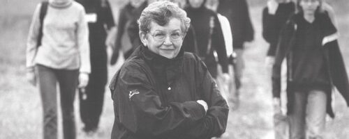 Halina Bortnowska w czasie warsztatów dziennikarskich dla młodziezy w Narwi na Białostocczyznie we wrzesniu 2000 r. fot. Michał Mutor / Agencja Wyborcza.pl
