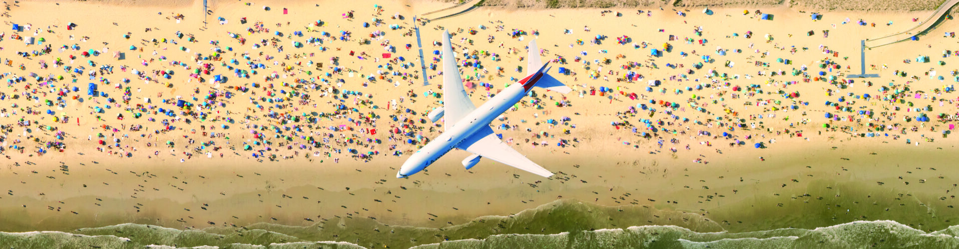 Samolot linii American Airlines uchwycony nad plażą Rockaway podczas lotu z nowojorskiego lotniska JFK w kierunku Miami