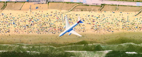 Samolot linii American Airlines uchwycony nad plażą Rockaway podczas lotu z nowojorskiego lotniska JFK w kierunku Miami