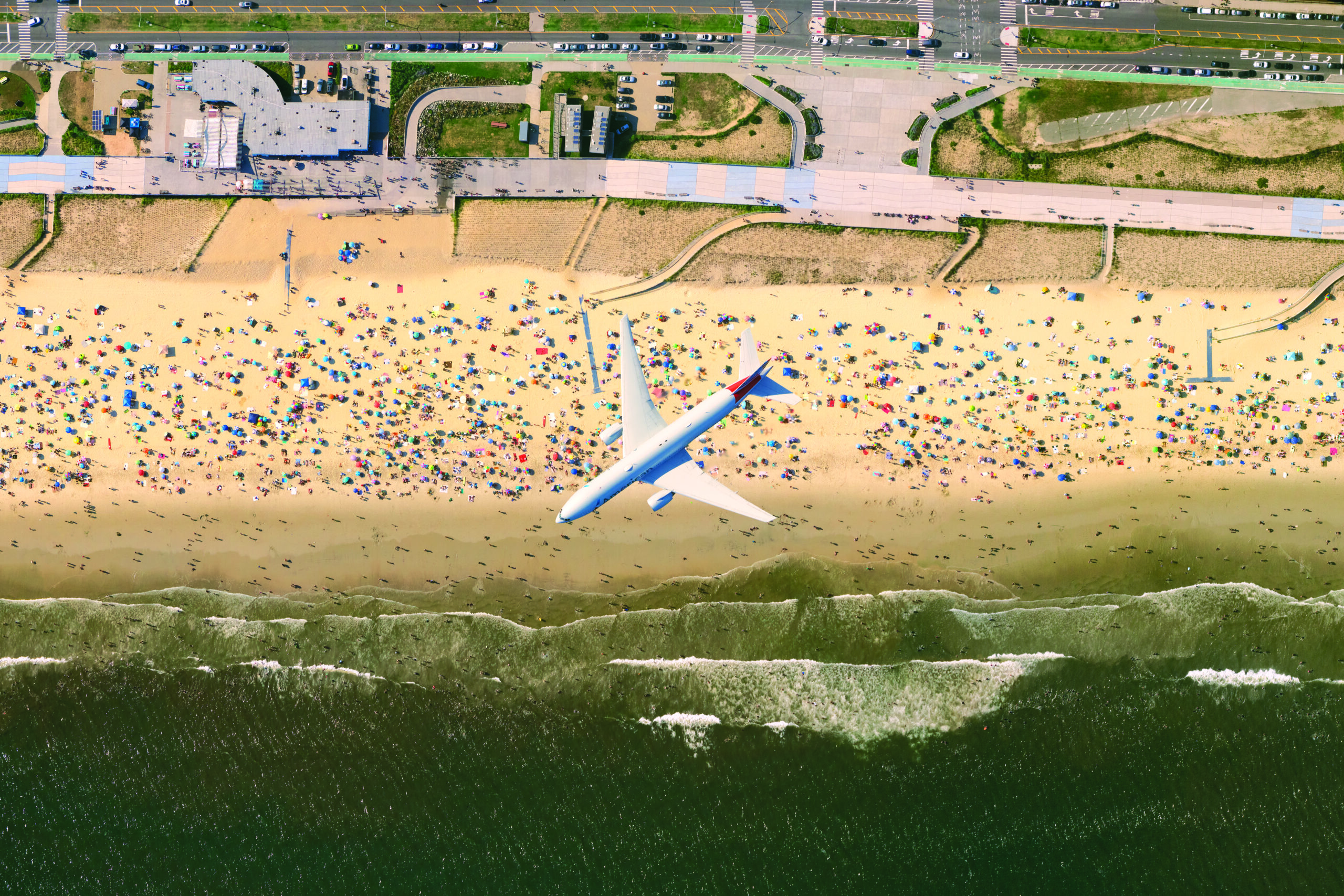 Samolot linii American Airlines uchwycony nad plażą Rockaway podczas lotu z nowojorskiego lotniska JFK w kierunku Miami