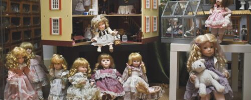 Domki dla lalek i ich porcelanowe, wystrojone mieszkanki tworzono dla uciechy i nauki najmłodszych. Ich kunsztowne okazy stanowiły jednak przede wszystkim przejaw statusu włascicieli. fot. PATRICIA DE MELO MOREIRA / AFP / EAST NEWS