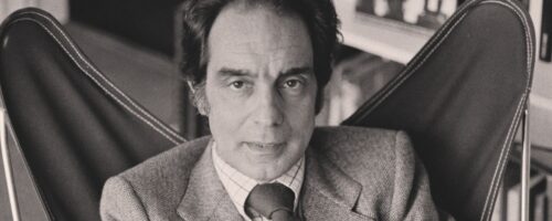 Italo Calvino w swoim mieszkaniu w Paryżu, grudzień 1974 r. fot. Sophie Bassouls/Sygma/Getty