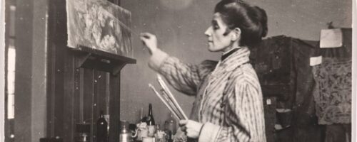 Olga Boznańska w pracowni w domu przy ul. Wolskiej 21 (obecnie: Piłsudskiego) w Krakowie, lata 20. XX w. fot. Muzeum Narodowe w Warszawie