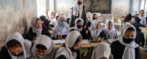 Afgańskie dziewczęta pierwszego dnia nowego roku szkolnego, Kabul, 25 marca 2023 r. fot. Ebrahim Noroozi/AP/East News