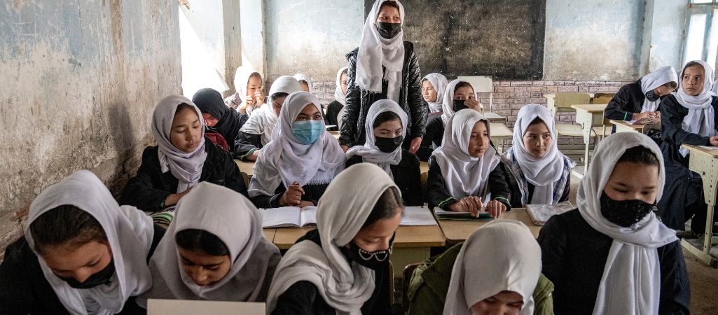 Afgańskie dziewczęta pierwszego dnia nowego roku szkolnego, Kabul, 25 marca 2023 r. fot. Ebrahim Noroozi/AP/East News