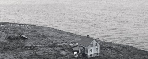 Opuszczona farma w Seyðisfjörður, na wschodnim brzegu Islandii, 2024 r. Seyðisfjörður to ważny port, do którego przybijają promy z Europy. Farma porzucona z powodu dużego zagrożenia lawinowego w okolicy pozostaje od lat niezamieszkana