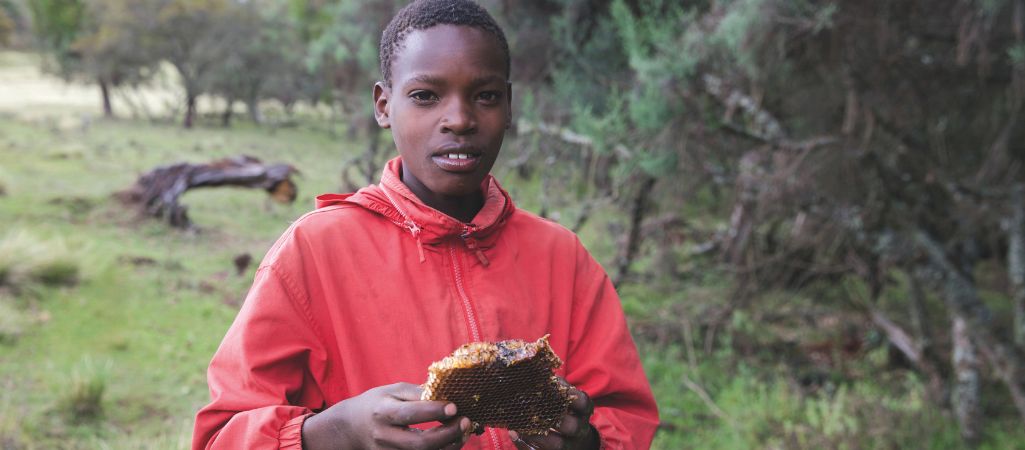 Chłopiec z plemienia Ogieków z zebranym miodem, rezerwat Mount Elgon (pogranicze Kenii i Ugandy), 2016 r. fot. Katy Migiro/Reuters/Forum
