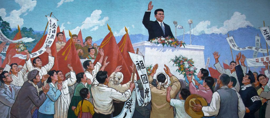 Pjongjang, uczennice kłaniają się muralowi z podobizną Kim Ir-Sena przed rozpoczęciem sprzątania chodnika fot. Wong Maye-E/AP/East News