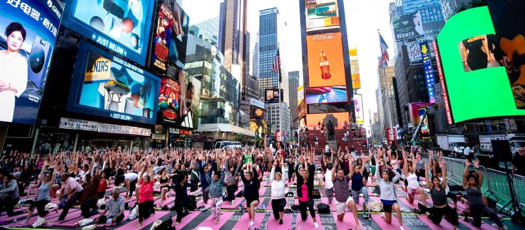 Joga na&nbsp;Times Square — ilustracja
