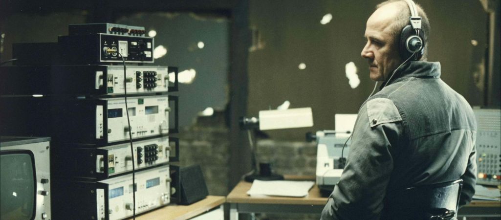 Stara szkoła inwigilacji. Kadr z filmu Życie na podsłuchu, na zdjęciu Ulrich Mühe wcielający się w rolę kapitana Wieslera fot. Archives du 7e Art/BE&W