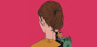Ilustracja przedstawiająca kobietę odwróconą tyłem, widoczną od ramion w górę. Na jej karku znajdują się prostokątne drzwi, z których wychodzi mała postać biegnąca w stronę zielonych drzew. Tło jest jednolicie różowe