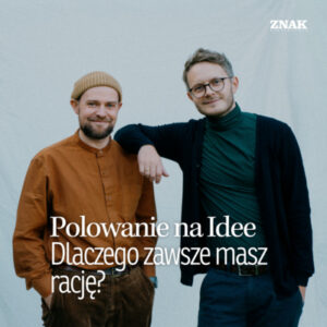 Na jasnym, neutralnym tle stoją dwie osoby dorosłe ustawione obok siebie. Osoba po lewej ma na sobie brązową koszulę z długim rękawem oraz jasną, dzianinową czapkę. Osoba po prawej nosi ciemny golf, granatowy kardigan i okulary. Jedna z osób opiera rękę na ramieniu drugiej. W dolnej części grafiki widoczny jest biały napis: „Polowanie na idee. Dlaczego zawsze masz rację?”. W prawym górnym rogu znajduje się logo „ZNAK”.
