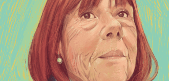 Ilustracja. Portret starszej kobiety (Gisele Pelicot) z krótkimi rudymi włosami na turkusowym tle. Ma na sobie ciemną marynarkę, jasną koszulę oraz szarfę z jasnymi kwiatami i przypinkę z napisem „SHAME MUST CHANGE SIDES”. W dolnej części ilustracji widoczne są mniejsze postacie stojące obok siebie oraz sprzęt nagraniowy i mikrofony skierowane w stronę kobiety z portretu