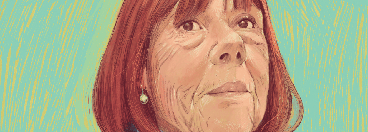Ilustracja. Portret starszej kobiety (Gisele Pelicot) z krótkimi rudymi włosami na turkusowym tle. Ma na sobie ciemną marynarkę, jasną koszulę oraz szarfę z jasnymi kwiatami i przypinkę z napisem „SHAME MUST CHANGE SIDES”. W dolnej części ilustracji widoczne są mniejsze postacie stojące obok siebie oraz sprzęt nagraniowy i mikrofony skierowane w stronę kobiety z portretu